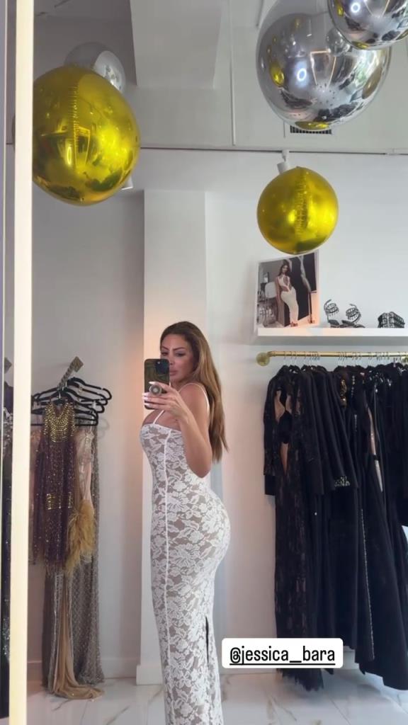 徐娘半老！皮蓬前妻穿吊帶裙自拍，這身材也太炸裂了！