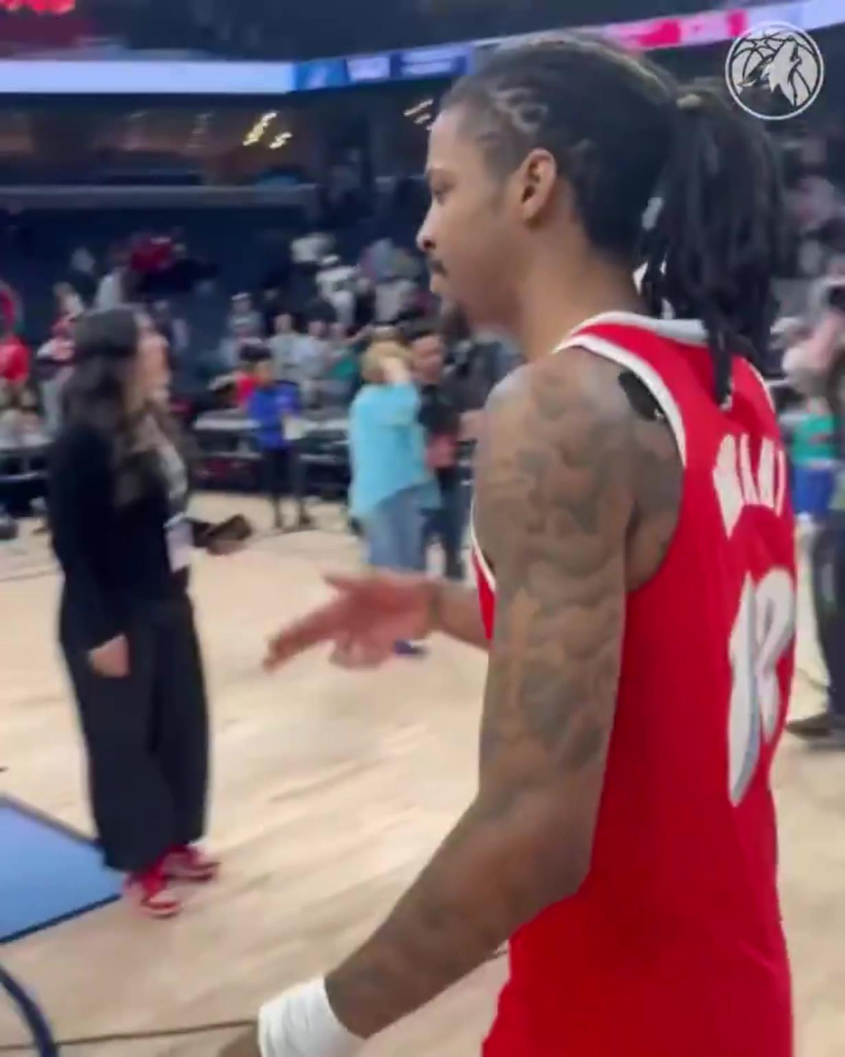 笑死！莫蘭特賽后與華子握手，竟然也是比出“手槍”的手勢