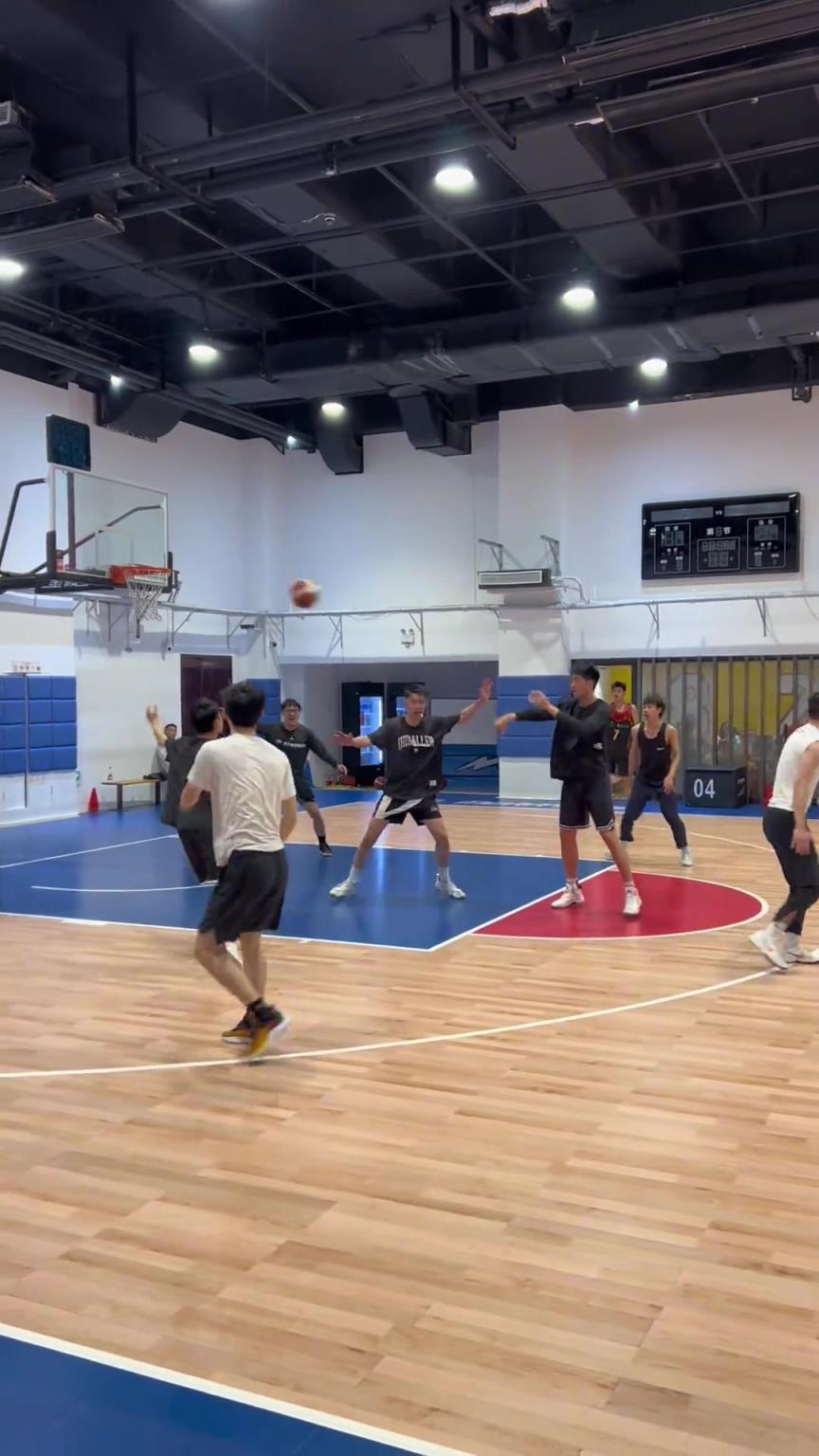 對手回家后：老婆，我今天在野球場匹配到巔峰馬刺隊了！