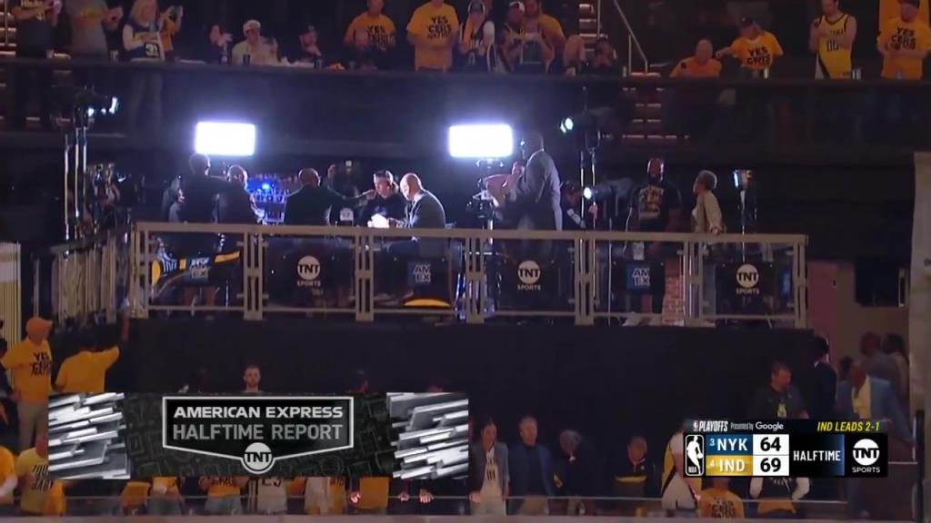 ??？轉(zhuǎn)播鏡頭給到解說看臺，奧尼爾居然抱著一個人在彎舉