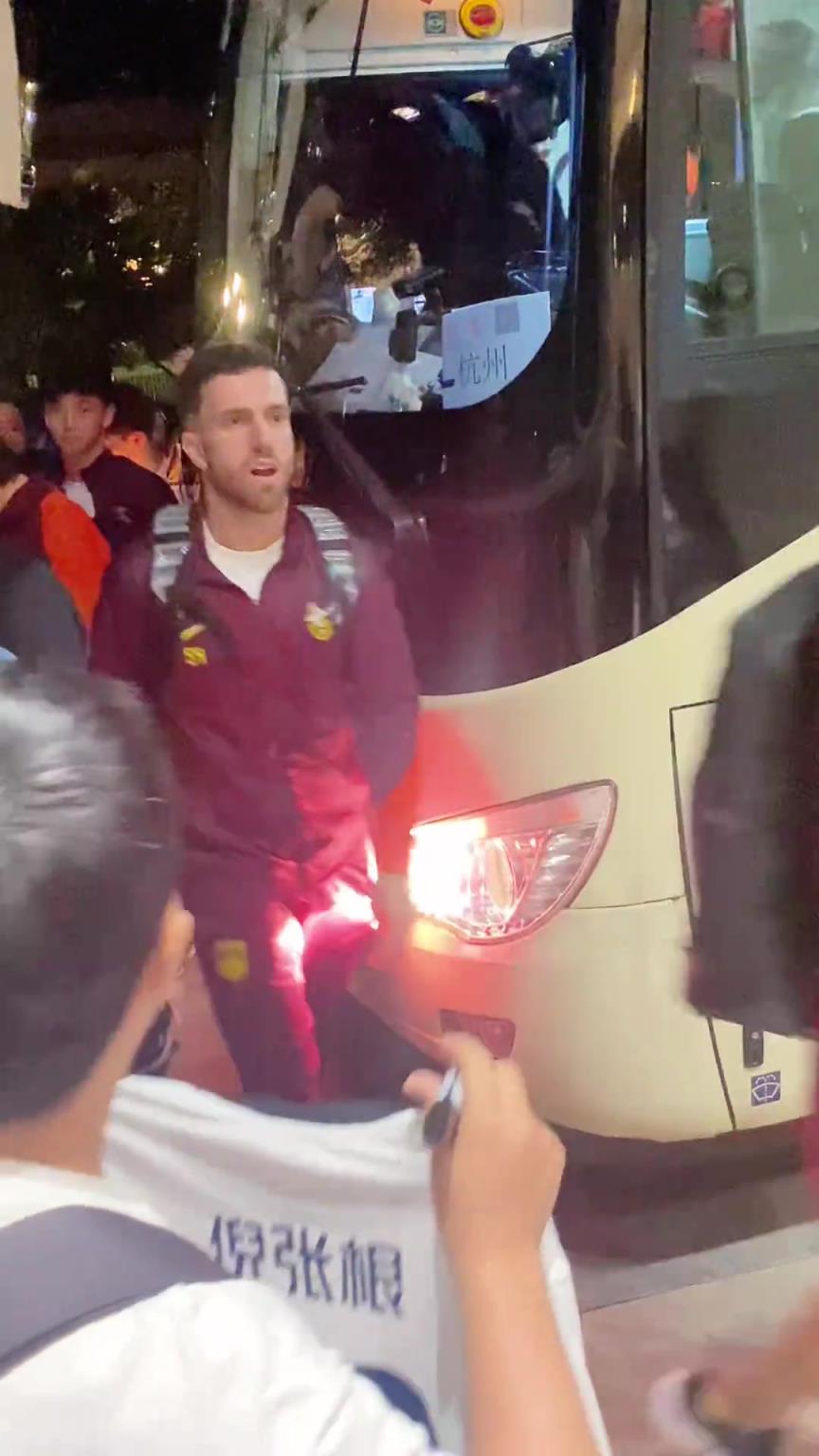 韋世豪嚇得箭步逃跑！國足深夜到酒店差點被摁在車頭不讓走