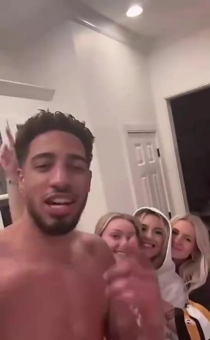 今日怒砍歷史級三雙！哈利此前光著膀子與三位金發(fā)美女同框