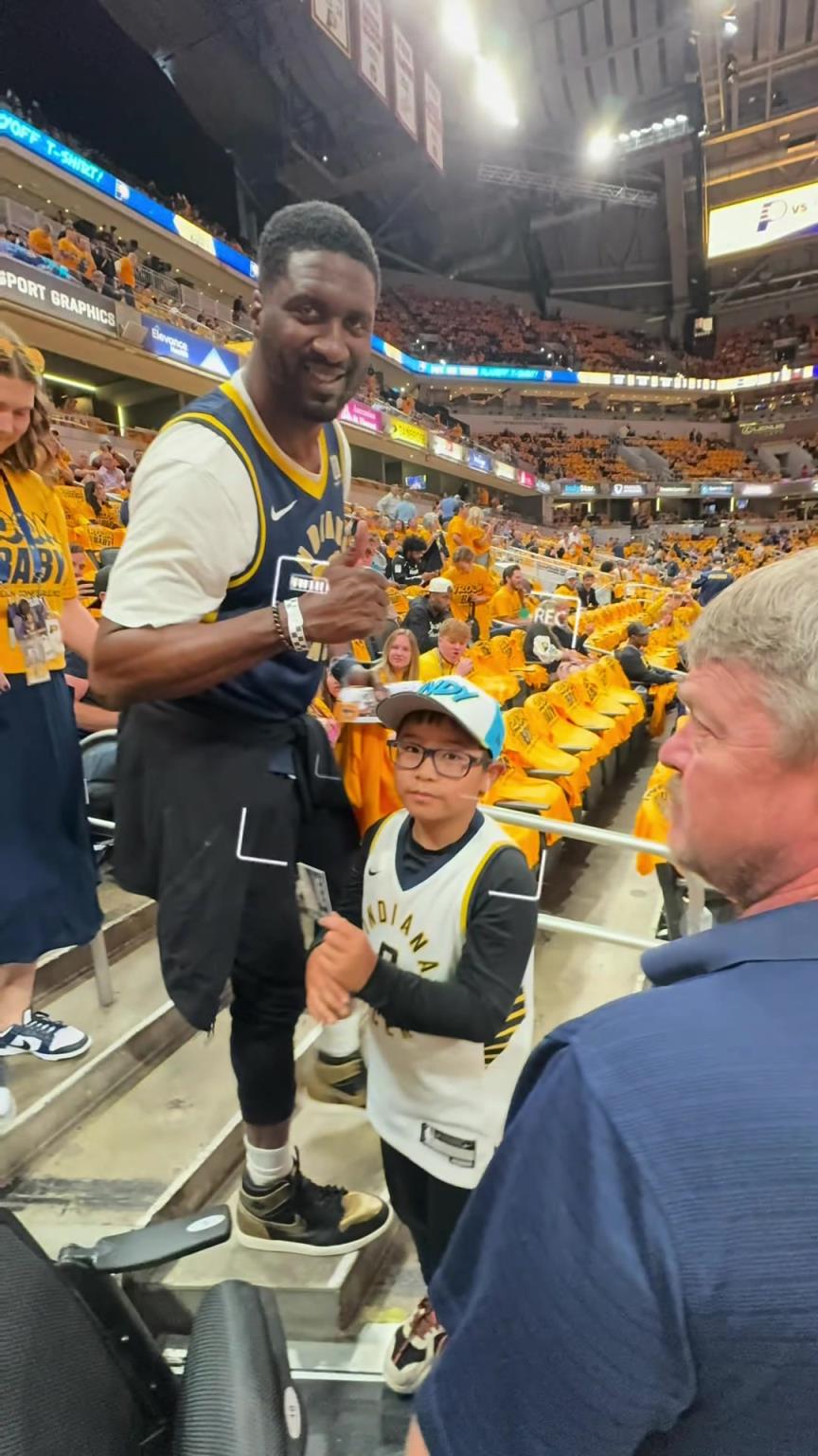 現(xiàn)在真成高圓圓了！步行者名宿希伯特現(xiàn)身主場給小球迷簽名