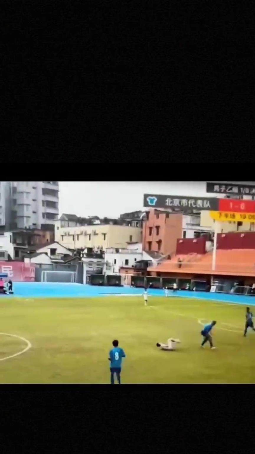 太可怕了！全運會驚現(xiàn)殺人足球，球員將對手直接踢骨折