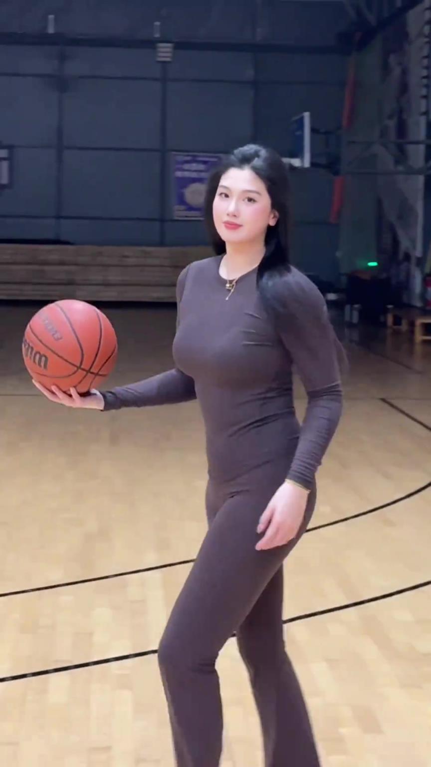 低配版卡戴珊！野球場肘姐這身材，懂的吧友都懂！