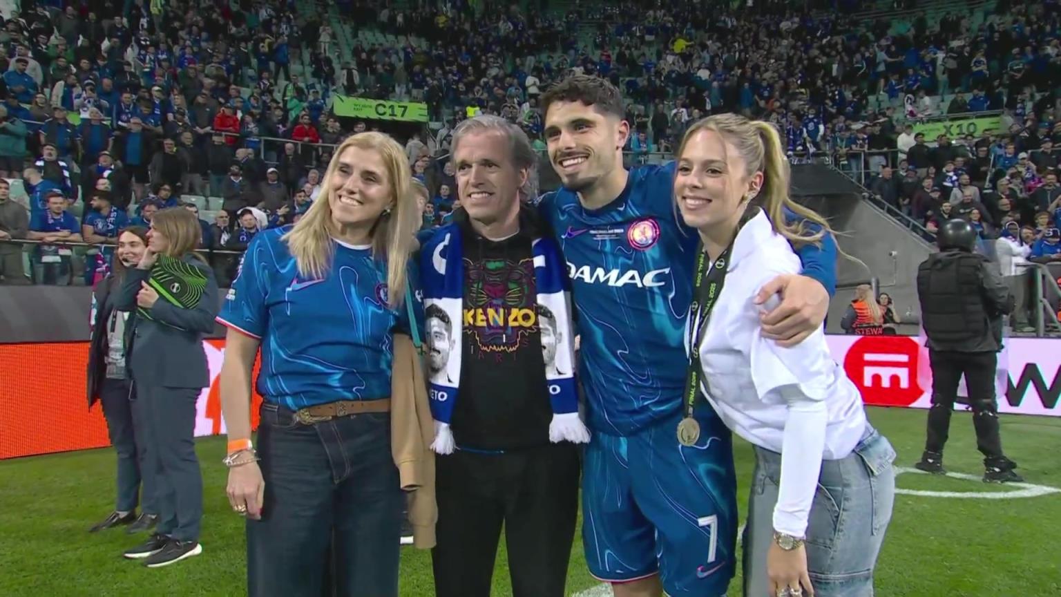 內(nèi)托好福氣！奪冠后高顏值女友來合照，身材相當(dāng)哇塞！