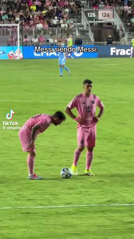 哈哈！梅西擺任意球偷偷往前挪被裁判抓包