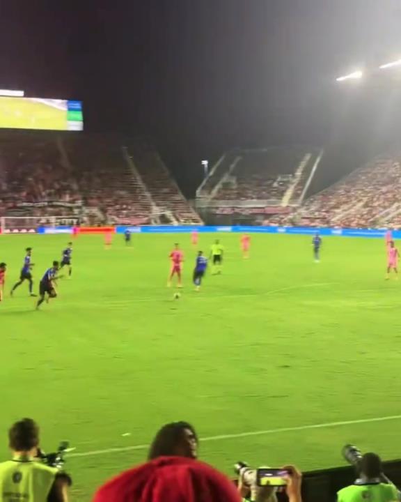 梅老板為了給蘇亞雷斯送個(gè)助攻，也是拼了啊