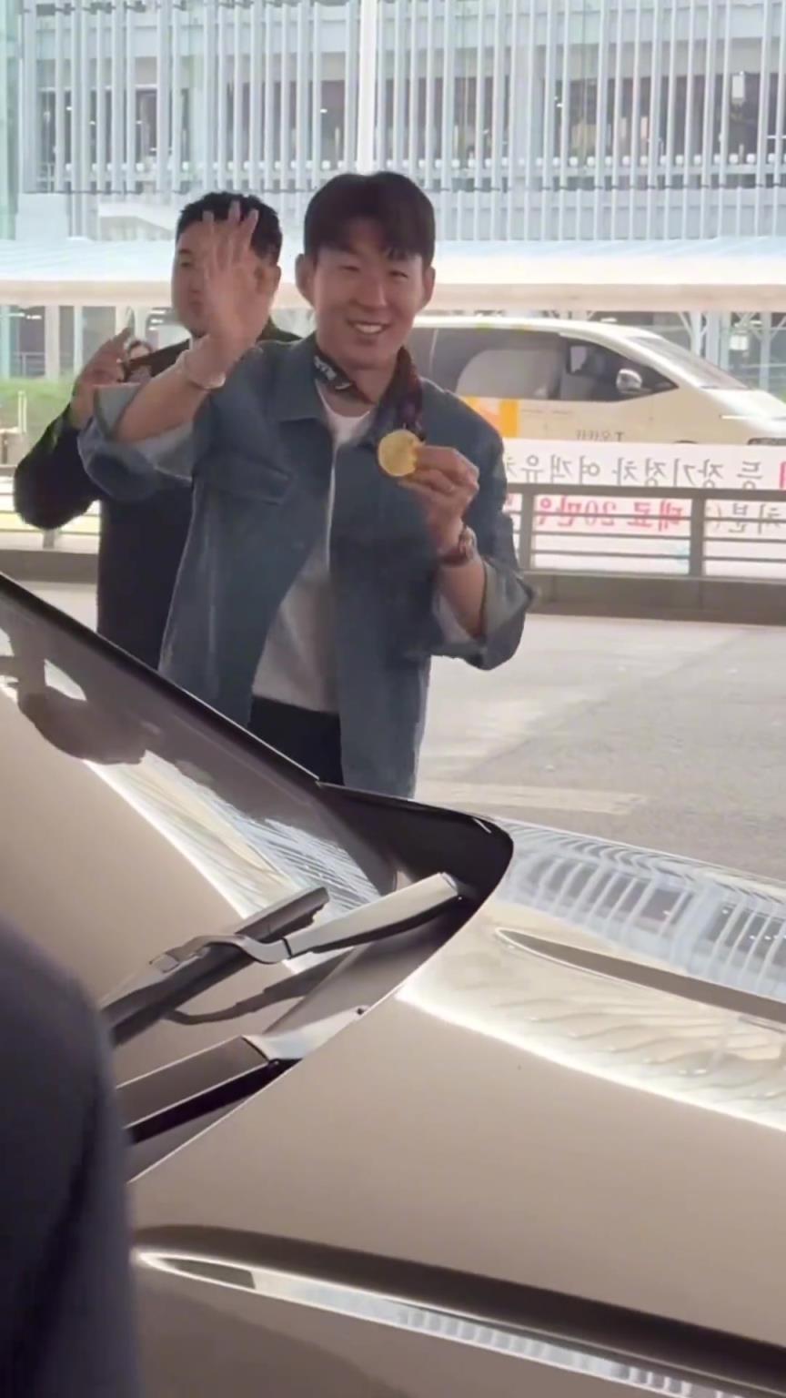 衣錦還鄉(xiāng)！孫興慜返回韓國(guó)，眾多女球迷讓其把歐聯(lián)獎(jiǎng)牌戴上
