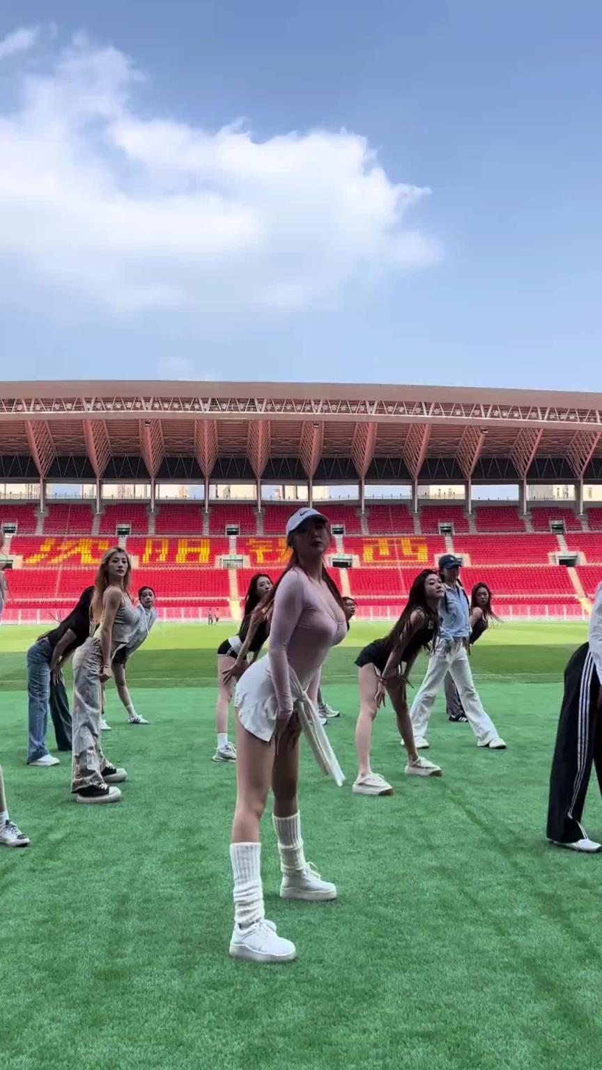 好看！在彩排的遼寧鐵人啦啦隊(duì)小姐姐們