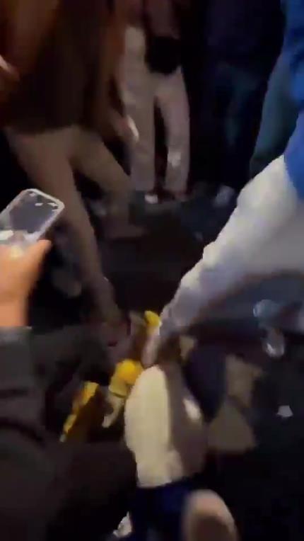 驚！尼克斯大勝步行者后，哈利伯頓遭主場球迷群毆