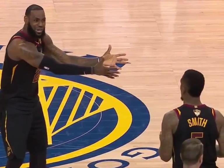 名場面！JR搶下關(guān)鍵籃板沒看表，老詹質(zhì)問JR為何傳球