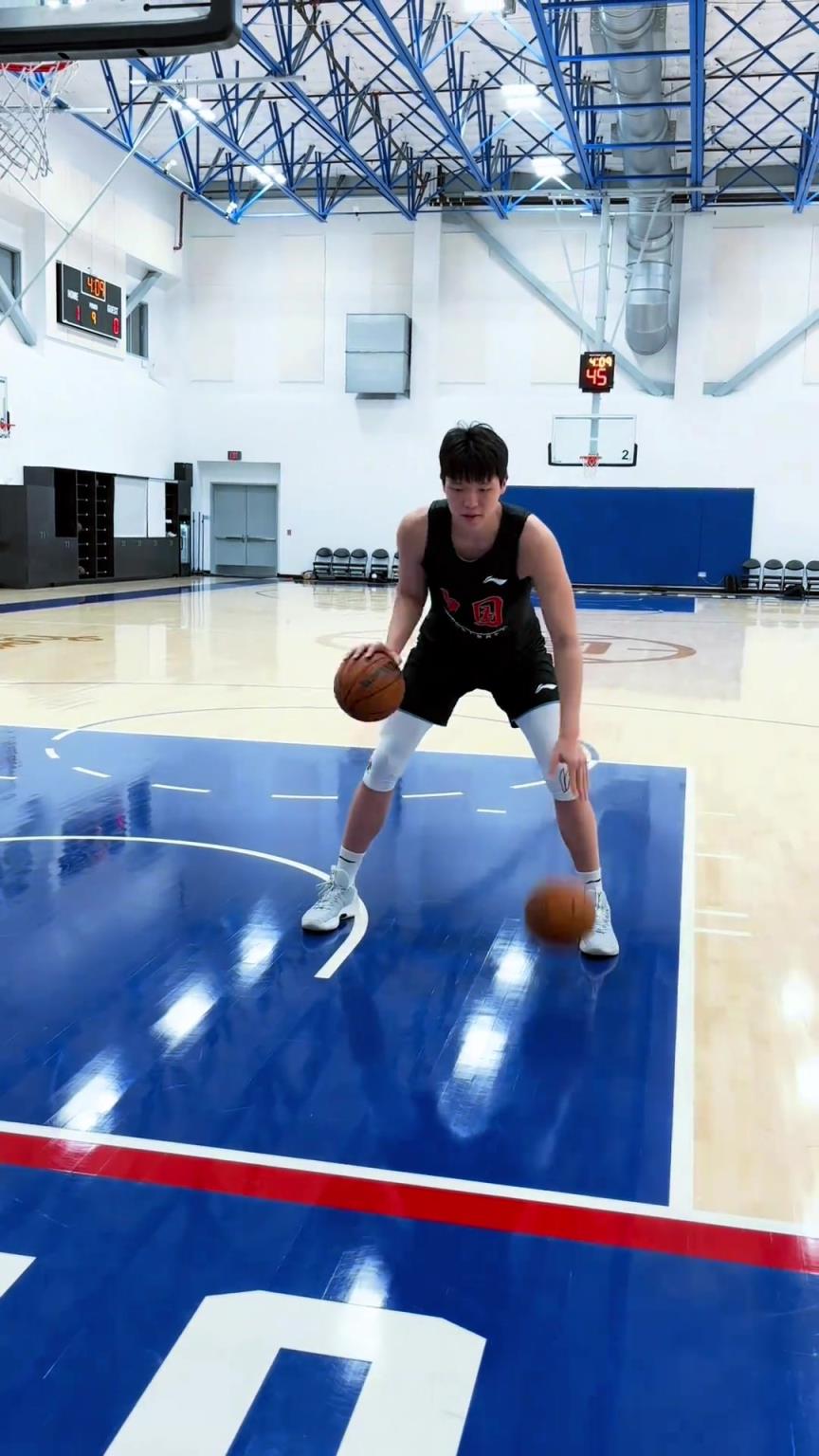 楊瀚森今日份訓(xùn)練！這個(gè)左右手運(yùn)球協(xié)調(diào)性真不錯(cuò)