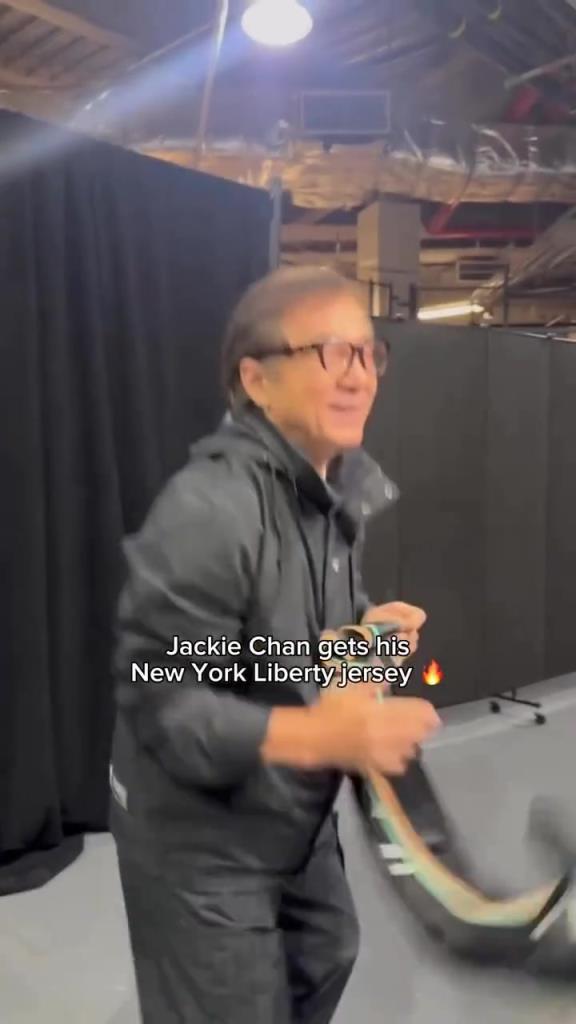 肌肉記憶！成龍這幾下空氣運(yùn)球像是進(jìn)了家具城