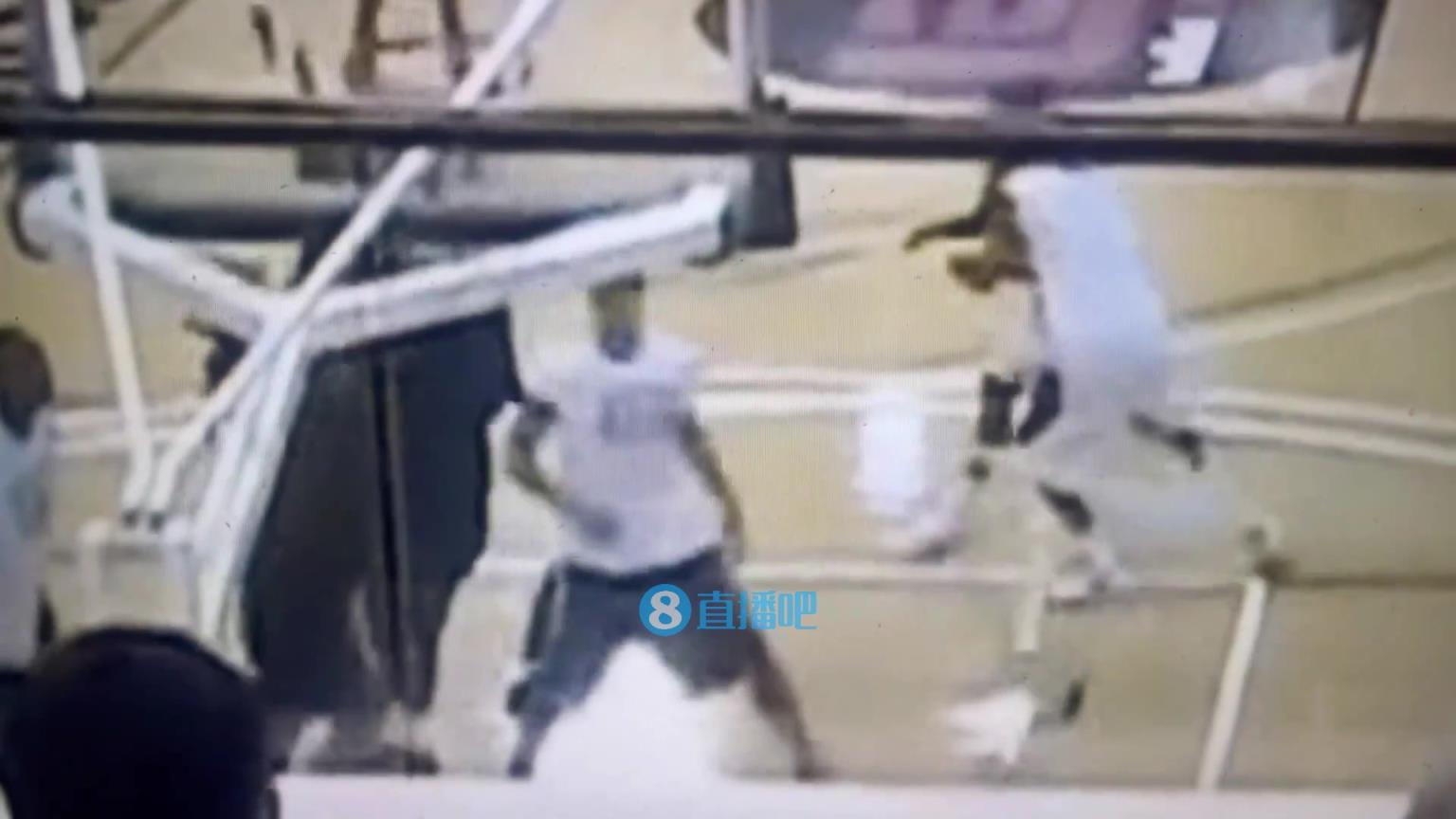 引熱議！美媒翻舊賬：當(dāng)年詹姆斯被大學(xué)生隔扣，耐克沒收了錄像帶