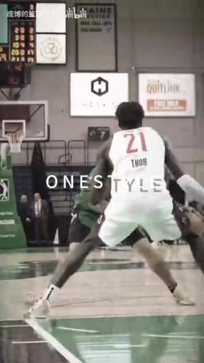 正統(tǒng)美式后衛(wèi)！JD戴維森炒菜后低手合球，對(duì)抗上籃打進(jìn)！