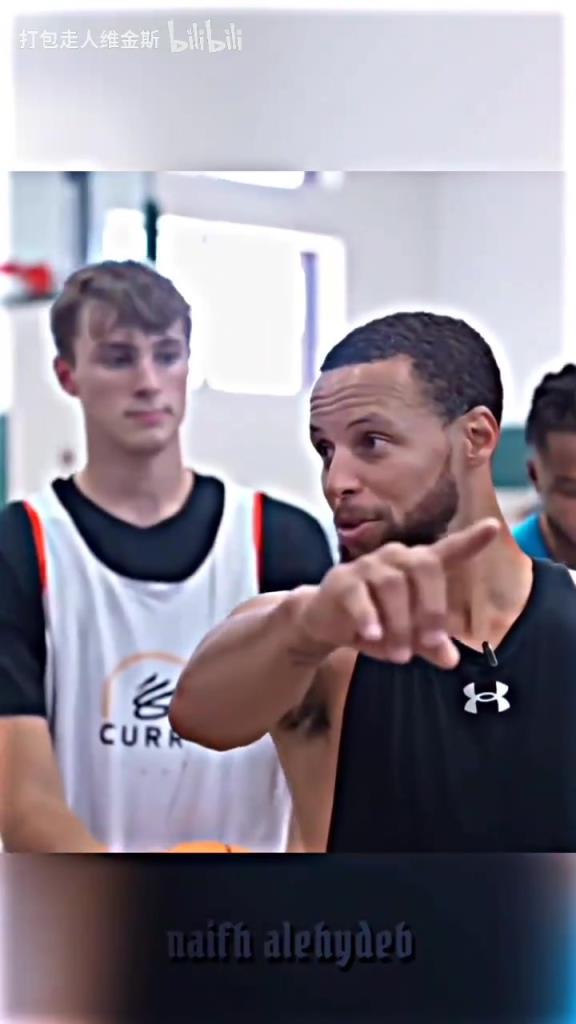 庫里：其實(shí)這個(gè)暴扣是我教的！當(dāng)弗拉格出現(xiàn)在庫里的訓(xùn)練營！