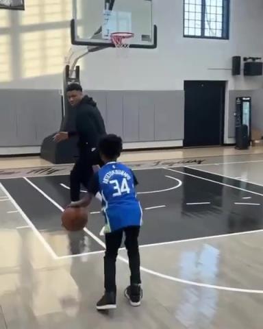 交易價(jià)值急劇下降！字母哥和小球迷單挑被當(dāng)面絕殺