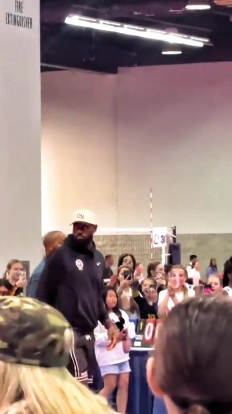 什么是巨星啊！詹姆斯現(xiàn)身排球場被小球迷包圍 這就是行走的流量