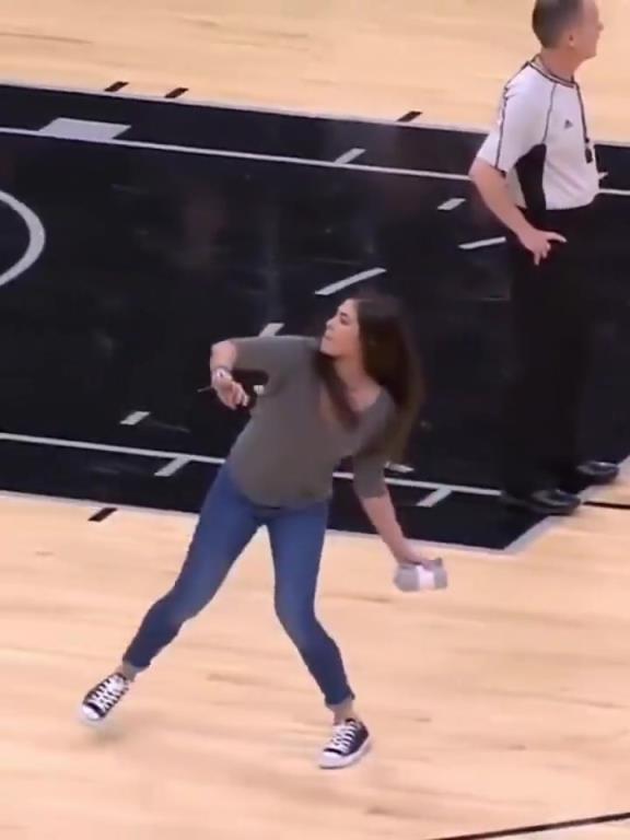 不愧是美國女籃主力，普拉姆的力量太嚇人了