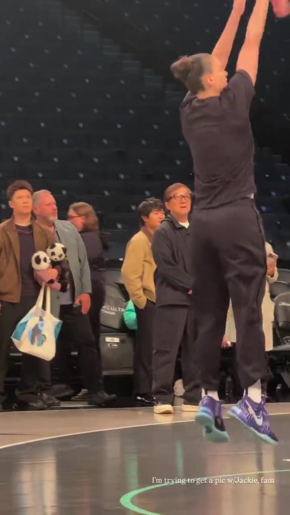 71歲成龍現(xiàn)身巴克萊中心看女籃比賽：她們投籃怎么那么準(zhǔn)?。?！