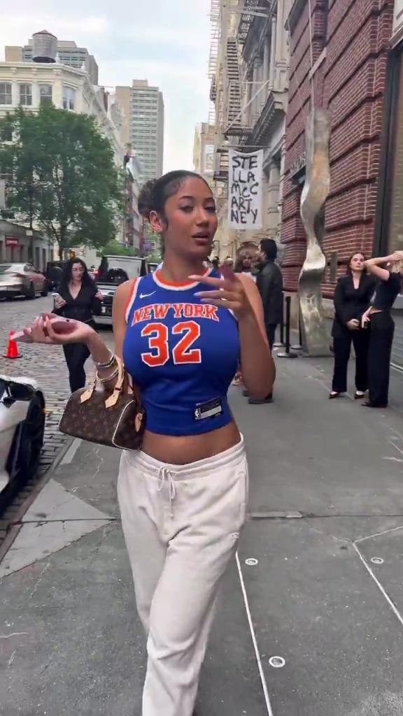 哇塞！一豐滿尼克斯女球迷身穿唐斯球衣，真是太吸引眼球了