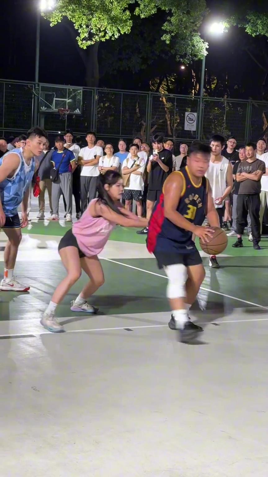 這哥們看見防自己的是女生，一個(gè)勁背打，球也不傳了