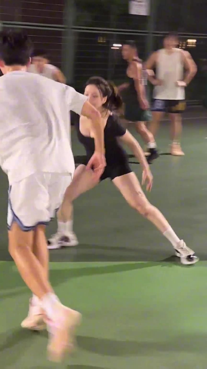 小姐姐防得真兇！瘦點(diǎn)的男生都拿她沒辦法